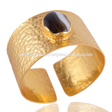 Black Agate &amp; Hammered Handmade Brass 18K Gold Plated Bracelete de punho